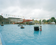 828336 Afbeelding van deelnemers aan de zwemvierdaagse in het gerenoveerde Zwembad Merwestein (Merweplein 1) te Nieuwegein.